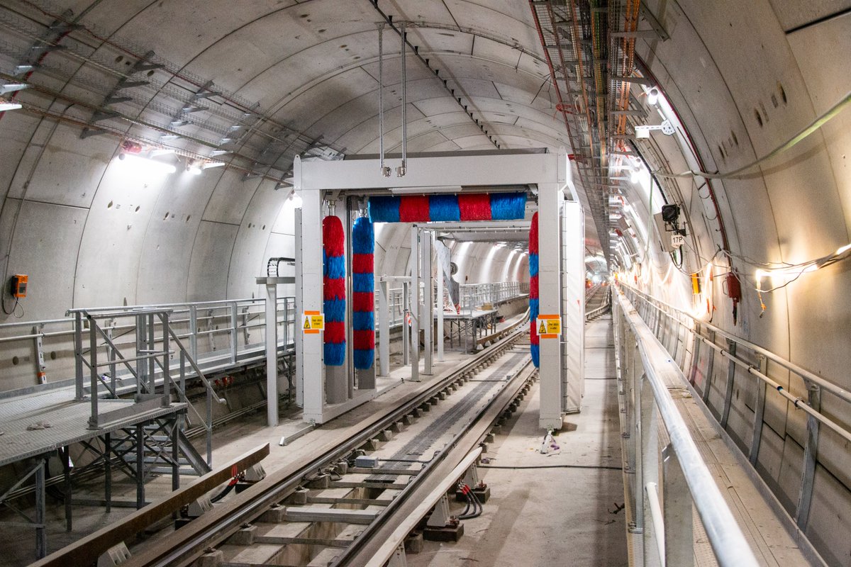 ProlongMetroB's tweet photo. L’arrière-gare du futur terminus continue de prendre forme 👀

🧼 Il y a quelques jours, c’est la station de lavage qui a été installée

✨ Cette dernière permettra de nettoyer les rames de fond en comble, tout en recyclant 80% de l’eau de lavage ! https://t.co/fiA6fXOlhu