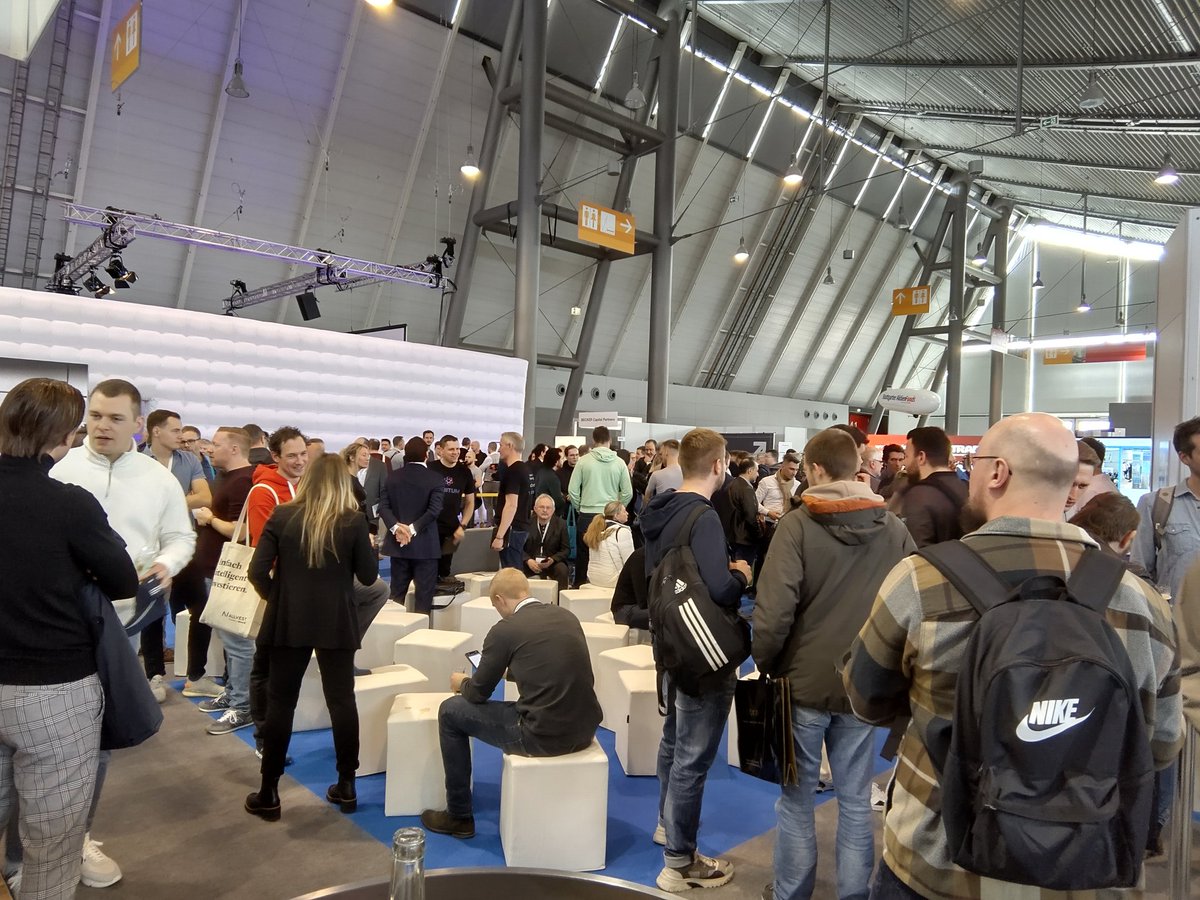 mpalkowitsch's tweet photo. Ganz schön voll in der Blogger Lounge der #invest23 🙃 https://t.co/oGGIgnGHPK