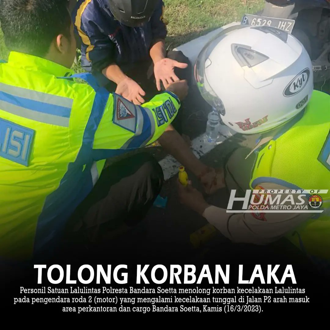HumasPutih's tweet photo. TOLONG KORBAN LAKA

Personil Satuan Lalulintas Polresta Bandara Soetta menolong korban kecelakaan Lalulintas pada pengendara roda 2 (motor) yang mengalami kecelakaan tunggal di Jalan P2 arah masuk area perkantoran dan cargo Bandara Soetta.

#TulusMelayani https://t.co/zp6HI5Qm2a