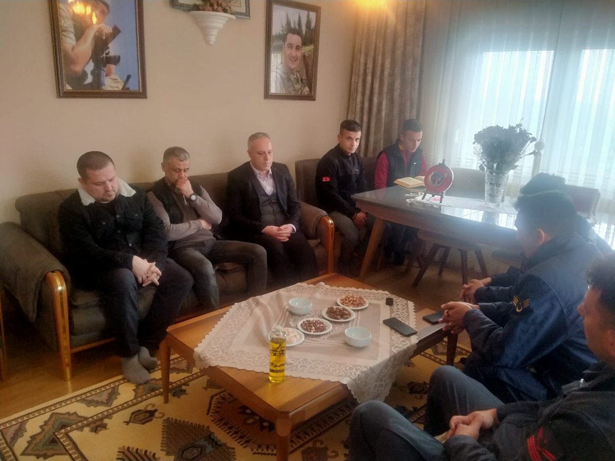 karapinarggcpal's tweet photo. 18 Mart Şehitleri Anma Günü ve Çanakkale Deniz Zaferinin 108. yıl dönümü kapsamınsa okulumuz idarecileri, öğretmenlerimiz ve  öğrencilerimizle birlikte İdlib Şehidimiz P.UZM.ÇVŞ Tolga Can YILMAZ’ın Karapınar Beldesi Tilkiler Mahallesindeki kabrini ziyaret etti. https://t.co/dsndDUU78a