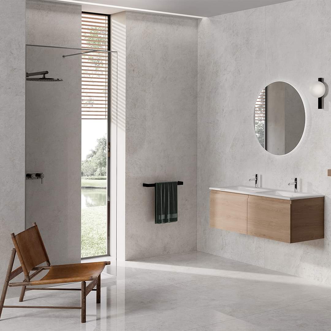 The subtle and lightly veined marble effect makes it the perfect solution for minimalist bathrooms with an elegant touch . 
#cezarceramic #imagineyourspace #ceramics #ceramictiles #cezarceramic #classicinteriors #bathroomideas #bathroominspo #bathroomdesign #bathroomdecor