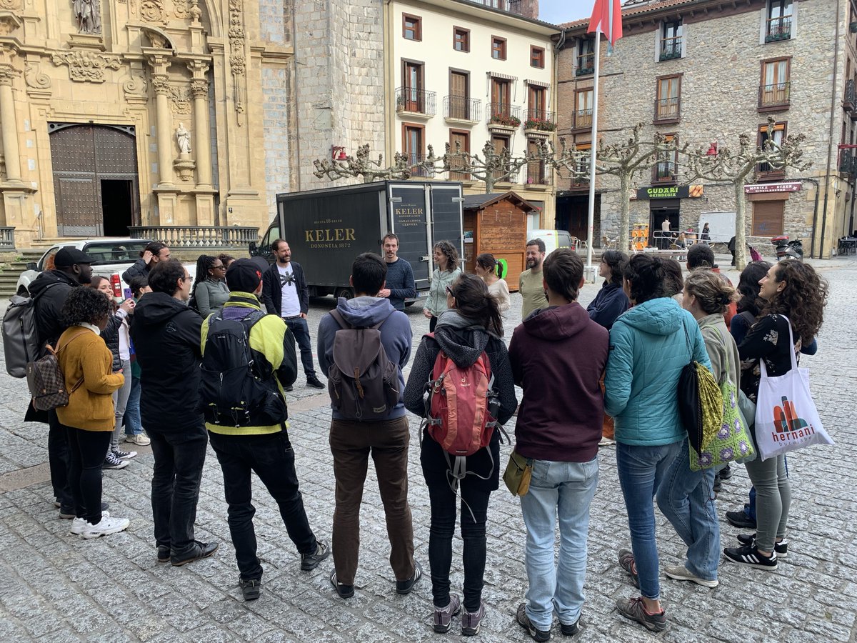 hernanikoudala's tweet photo. Bartzelonako Pompeu Fabra Unibertsitateko Ekonomia Sozial Solidarioko Masterreko ikasleak bisitan ditugu aurten ere. Hernanin abian dauden proiektuak bertatik bertara ezagutzera etorri dira. https://t.co/nLG2wgoEci