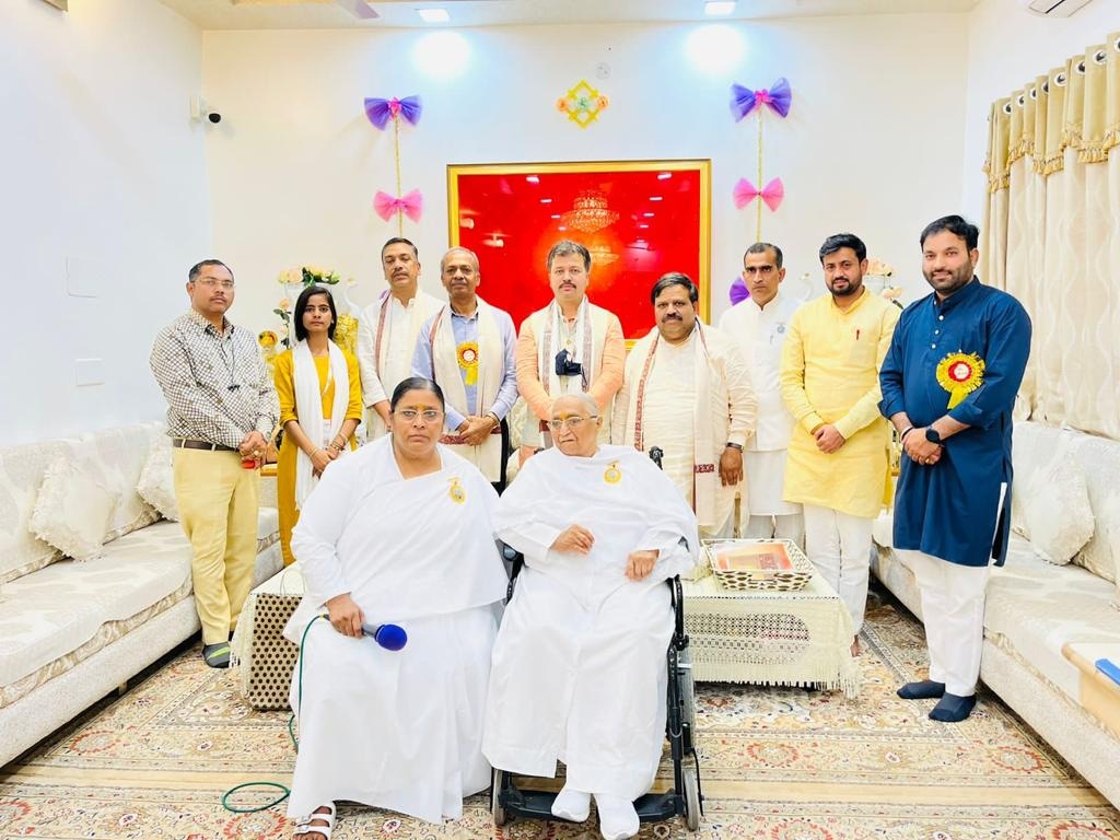 ABVPVoice's tweet photo. अभाविप के राष्ट्रीय संगठन मंत्री श्री @AshishSainram, राष्ट्रीय सह-संगठन मंत्री श्री @PrafullaAkant, श्री @iGovindaNayak, पूर्व राष्ट्रीय अध्यक्ष @DrCNPatel एवं श्री @iAjayThakur ने माउण्ट आबू में राजयोगिनी ब्रह्मा कुमारी दादी रतन मोहिनी जी से भेंट कर उनका आशीर्वाद प्राप्त किया। https://t.co/Qq5ZhDh61S