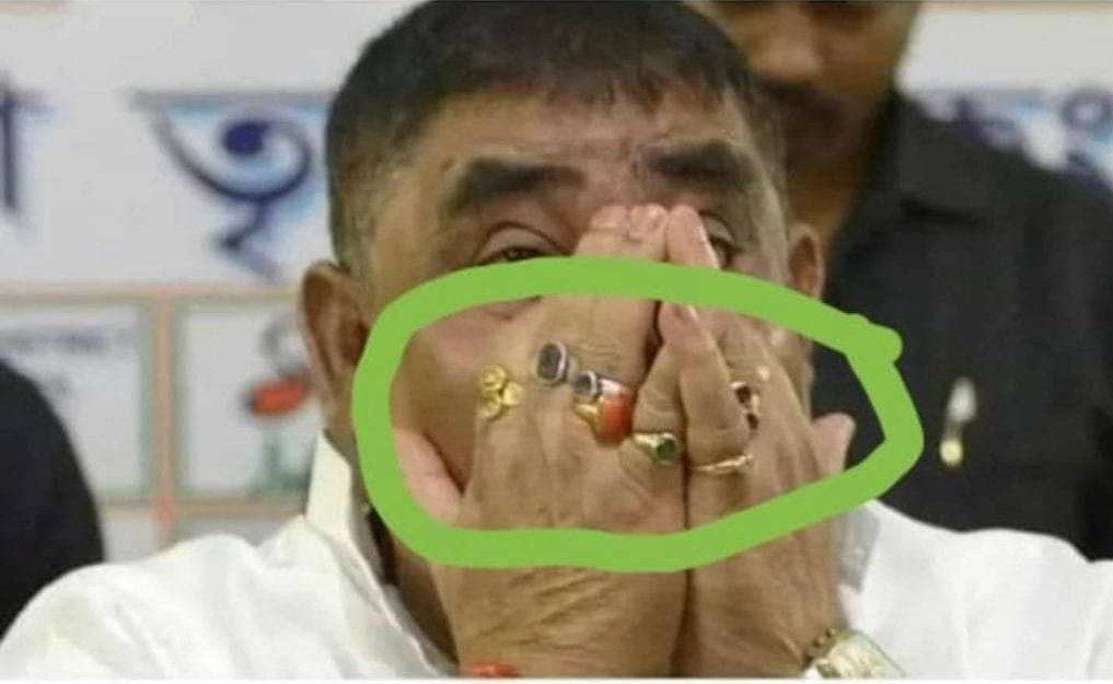 unbrahmachari's tweet photo. দু'হাতে এতোগুলো আংটিও জেল যাত্রা আটকাতে পারল না! কর্মফল ভোগ করতেই হবে, কোনো আংটি-তাবীজ দিয়ে তা আটকানো যাবে না। https://t.co/RmmOXu2Mse