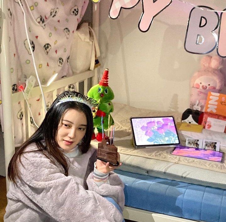 miuthinker's tweet photo. the fact that we're getting miu updates after a yr seems like a dream to me bc we rly missed her 😭 https://t.co/4EKTlUuESi