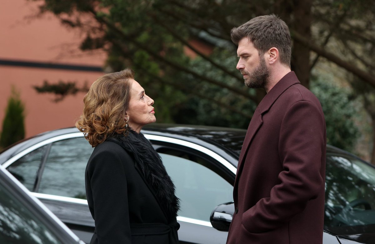 KbAskbitti's tweet photo. Más fotos #Aile #AsDen #KivançTatlıtuğ #SerenaySarıkaya https://t.co/S0rULhY15I