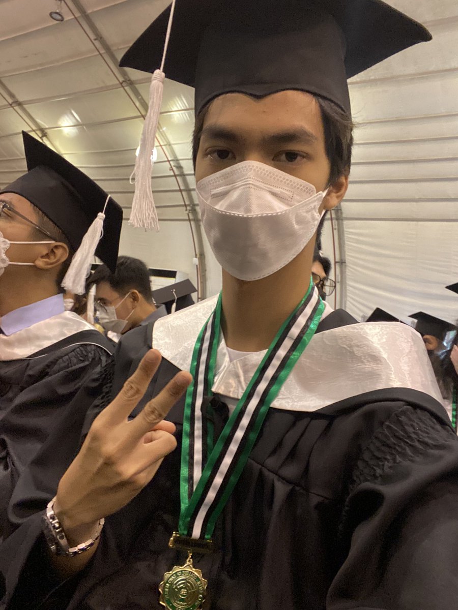 Rainolaguer's tweet image. ya boi just finished college 🥳