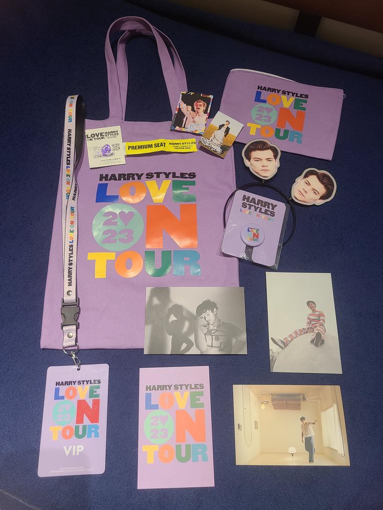 dianageorge001's tweet photo. skl I love how @Harry_Styles merch from #HSLOTPH really catered to my ARMY-Directioner sensibilities π€πΎ other countries have this in black, only PH merch came in purple (so far!)
except for the harry headband & 2 pcs, this was the merch that came w my VIP seated tix π https://t.co/GLVhPFPudt