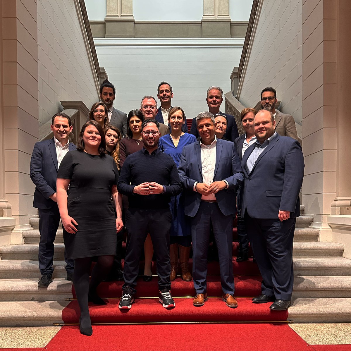 Die ganze Woche (und nächste Woche) tagt die #CDU-#SPD-Verhandlungsgruppe 3 Vielfalt, Integration, Antidiskriminierung, Gewaltprävention, Kampf gegen Antisemitismus/Islamfeindlichkeit, Gleichstellung, Queeres Leben. Langer Name, lange Diskussionen ;)