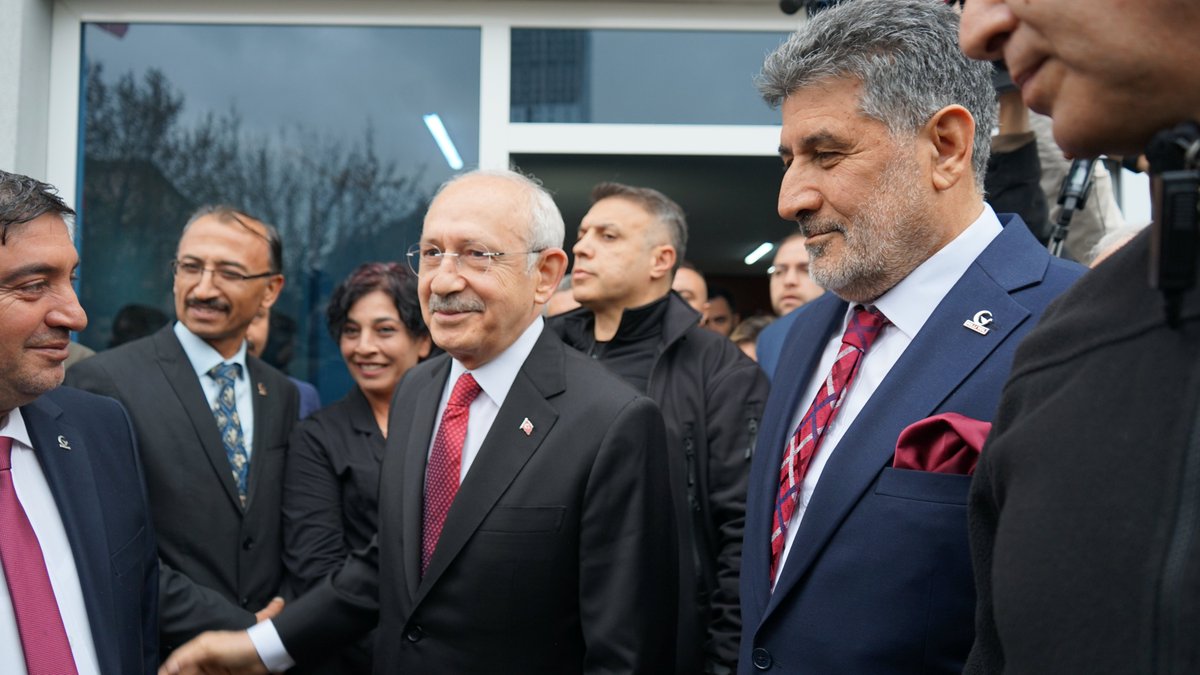Millet İttifakının Cumhurbaşkanı Adayı ve CHP Genel Başkanı Kemal KILIÇDAROĞLU beraberindeki heyetle birlikte partimizi ziyaret etti. 
Kendisiyle seçim süreci ve gündeme dair fikir alışverişinde bulunduk.
Nazik ziyaretlerinden dolayı kendilerine teşekkür ediyoruz.#MilliYolPartisi