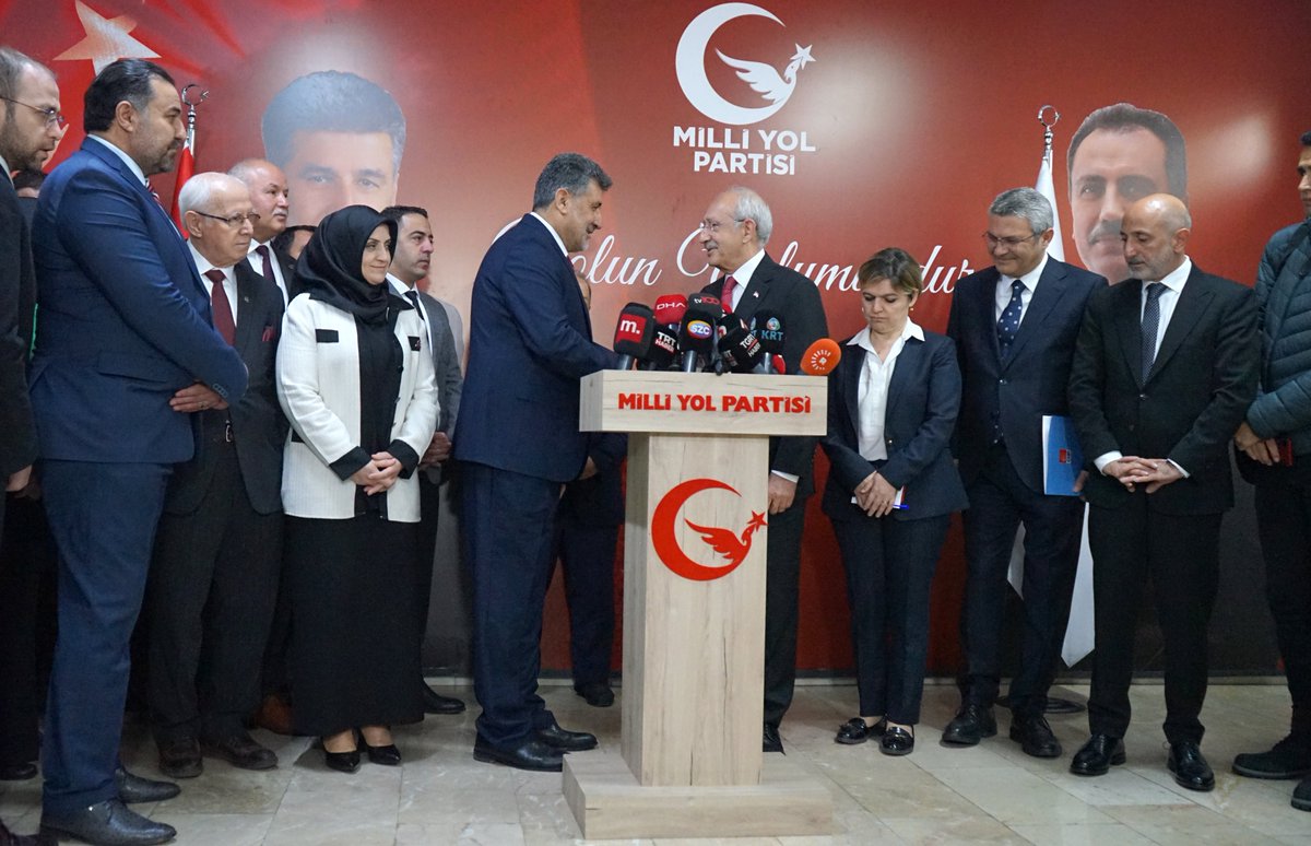milliyolgm's tweet photo. Millet İttifakının Cumhurbaşkanı Adayı ve CHP Genel Başkanı Kemal KILIÇDAROĞLU beraberindeki heyetle birlikte partimizi ziyaret etti. 
Kendisiyle seçim süreci ve gündeme dair fikir alışverişinde bulunduk.
Nazik ziyaretlerinden dolayı kendilerine teşekkür ediyoruz.#MilliYolPartisi https://t.co/vXLV73boir