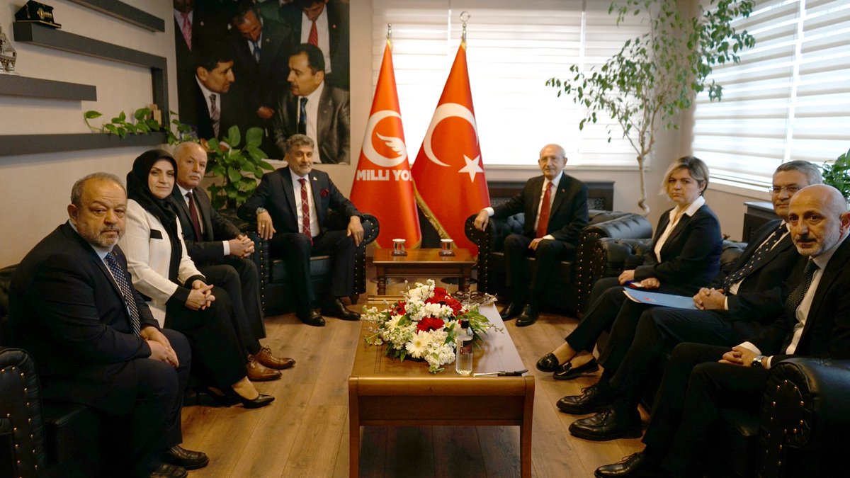 milliyolgm's tweet photo. Millet İttifakının Cumhurbaşkanı Adayı ve CHP Genel Başkanı Kemal KILIÇDAROĞLU beraberindeki heyetle birlikte partimizi ziyaret etti. 
Kendisiyle seçim süreci ve gündeme dair fikir alışverişinde bulunduk.
Nazik ziyaretlerinden dolayı kendilerine teşekkür ediyoruz.#MilliYolPartisi https://t.co/vXLV73boir