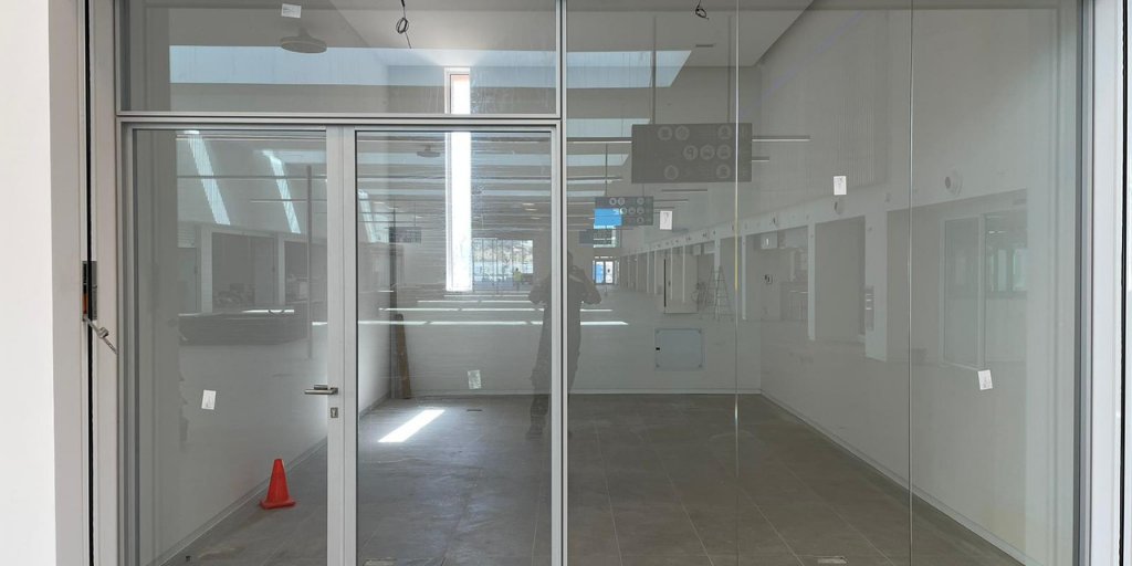 ofimatic_grup's tweet photo. Nuevo proyecto de la estación marítima en Eivissa. Esta obra ha sido realizada con mampara de mono vidrio OF-ST-100, puertas con vidrio securit OF-ST-410 y puerta OF-ST-415 doble enmarcada.
#teamofimatic#mamparas #partitionwall #terminal #securit #coordination #Eivissa https://t.co/wyLt3SdI2S
