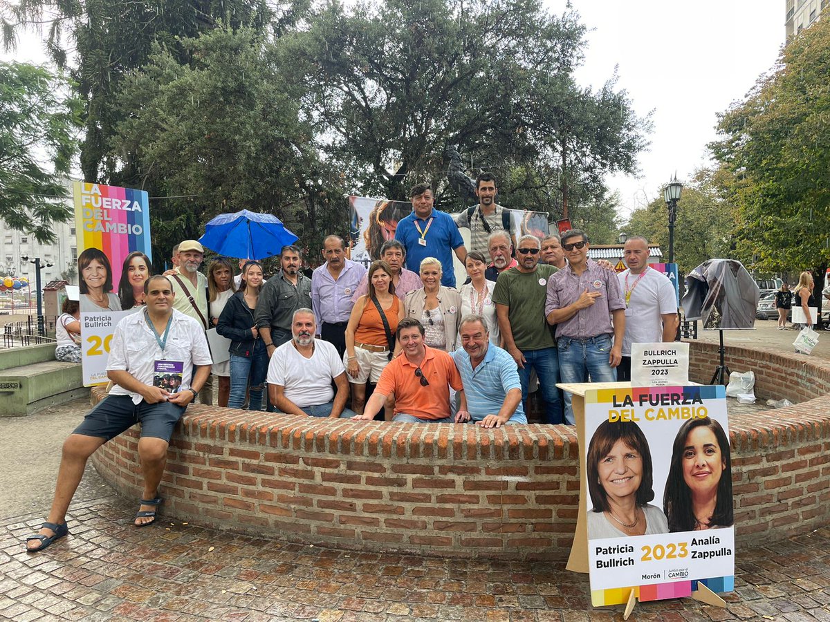 halconespba1's tweet photo. En la ciudad de Morón junto a @AZappullaOk y @PatoBullrich charlando con vecinos y comerciantes. Es hora de poner mano firme!!! https://t.co/zytAhLNaid