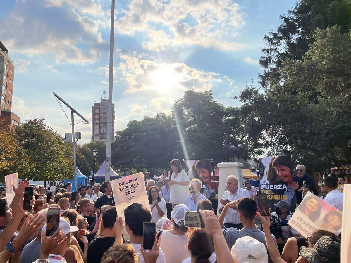halconespba1's tweet photo. En la ciudad de Morón junto a @AZappullaOk y @PatoBullrich charlando con vecinos y comerciantes. Es hora de poner mano firme!!! https://t.co/zytAhLNaid