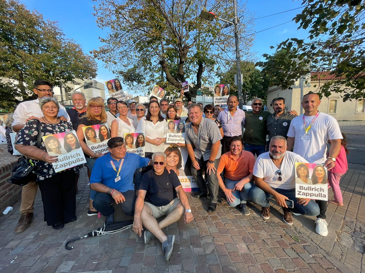 halconespba1's tweet photo. En la ciudad de Morón junto a @AZappullaOk y @PatoBullrich charlando con vecinos y comerciantes. Es hora de poner mano firme!!! https://t.co/zytAhLNaid
