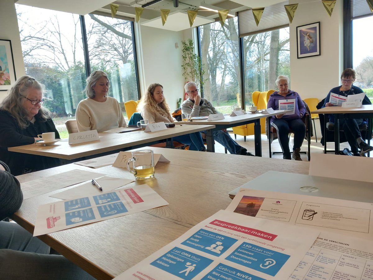 Gisteren vond de training eenzaamheid signaleren en bespreekbaar maken plaats. Vrijwilligers hebben met elkaar geleerd wat voor signalen er zijn die kunnen duiden op eenzaamheid en kregen ze tips over hoe je er het beste het gesprek over kan aangaan. 
vrijwilligershuis-nieuwegein.nl/academie/