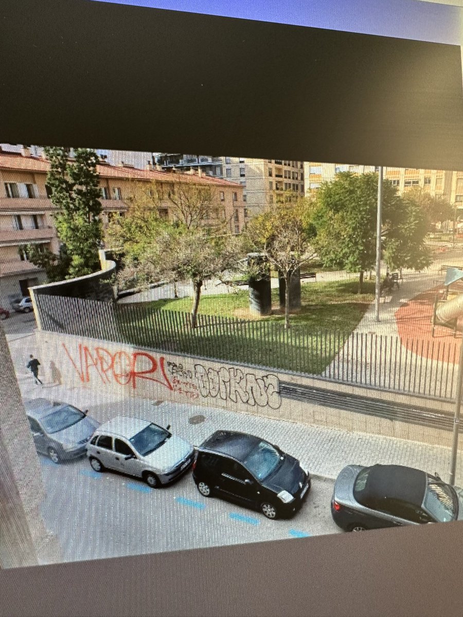 Hola <a href="/ajuntpalma/">Ajuntament de Palma</a> como podemos para  contactar con parcs i jardins de Palma para que se haga cargo de eliminar las pintadas? <a href="/EMAYA_Palma/">EMAYA</a> nos comenta  que al limitar el parque no les pertenece a ellos.