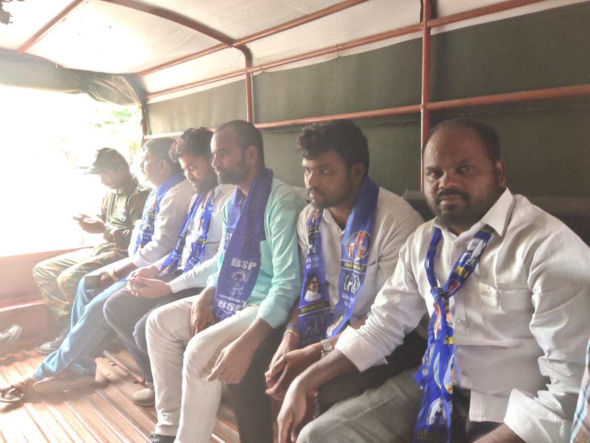 YettiAnjaneyulu's tweet photo. డాక్టర్ ఆర్ఎస్ ప్రవీణ్ కుమార్ ఇంటి ముందు కల్వకుర్తి నియోజకవర్గం బిఎస్పి నాయకులను అరెస్టు చేసి మొయినాబాద్ పోలీసు స్టేషన్ కు తరలించారు@RSPraveenSwaero
#RSP4UnemployedYouth
#BSP4UnemployedYouth
#BSP4Transparency
#RSP4Transparency
#CancelGroup1
#CancelTSPSC
#RSPHungerStrike
#TSPSC https://t.co/hWV3AXiB8i