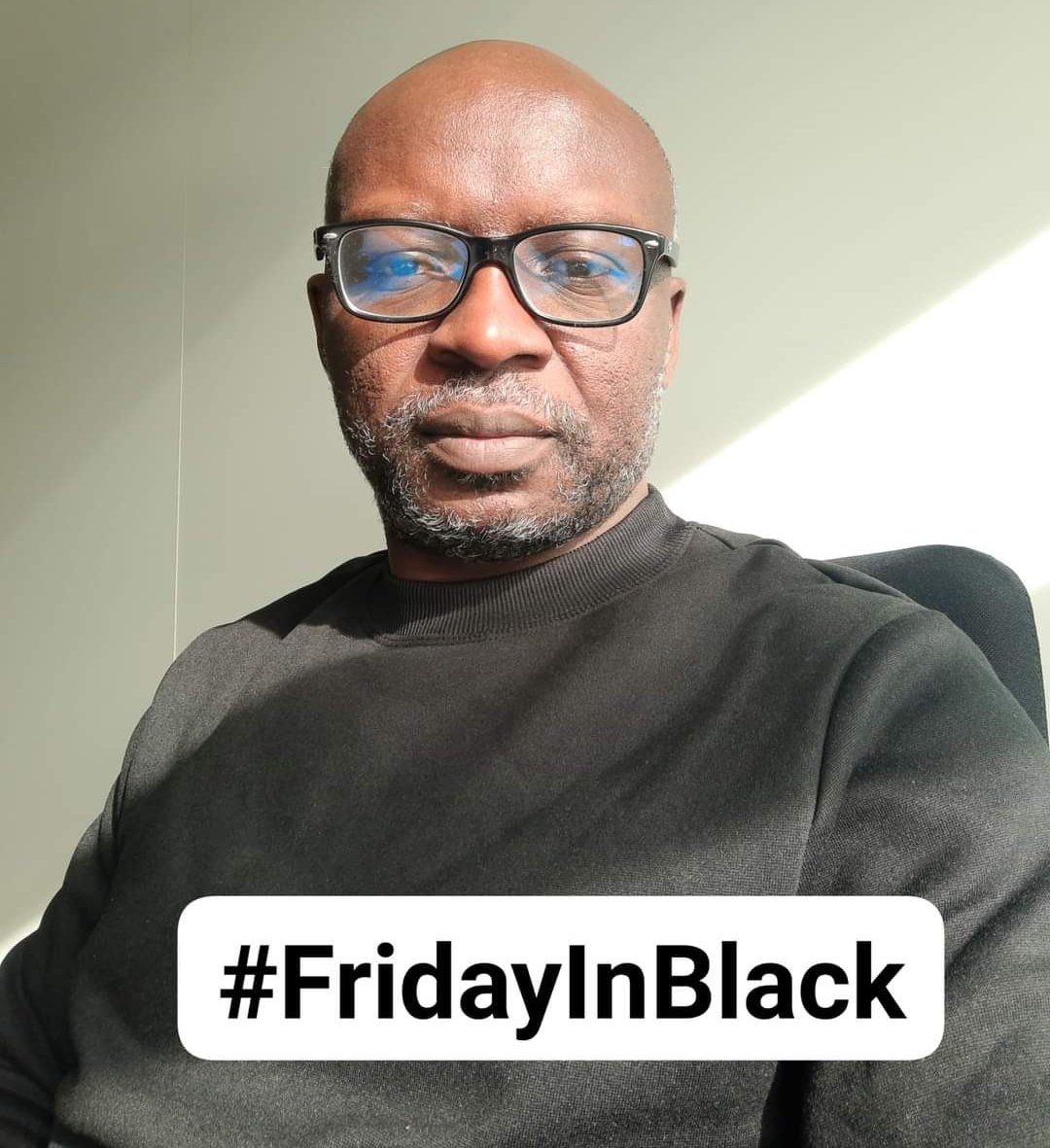 tehamwakam's tweet photo. #FridayInBlack en solidarité avec les prisonniers d'opinion au #Cameroun.
Depuis le 2 mars, plusieurs jeunes sont arbitrairement détenus dans la localité de #Matoh et alentours. Ils sont 190. Je joins ma voix à celles qui demandent leur libération immédiate. #ReleaseThem https://t.co/2HAeHnIzWS