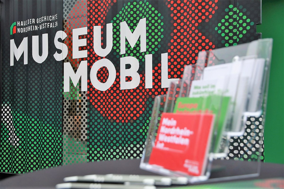 hdg_nrw's tweet photo. 🔜Noch eine Woche, dann rollt unser #MuseumMobil wieder durchs Land. 🚐😃🙌 Unser erster Halt in diesem Jahr: Vreden im Kreis Borken. Mehr über die Station und unser Programm vor Ort: https://t.co/YjpZjVD3Mp #NRW @akutkreisborken https://t.co/KneVrEe9yE