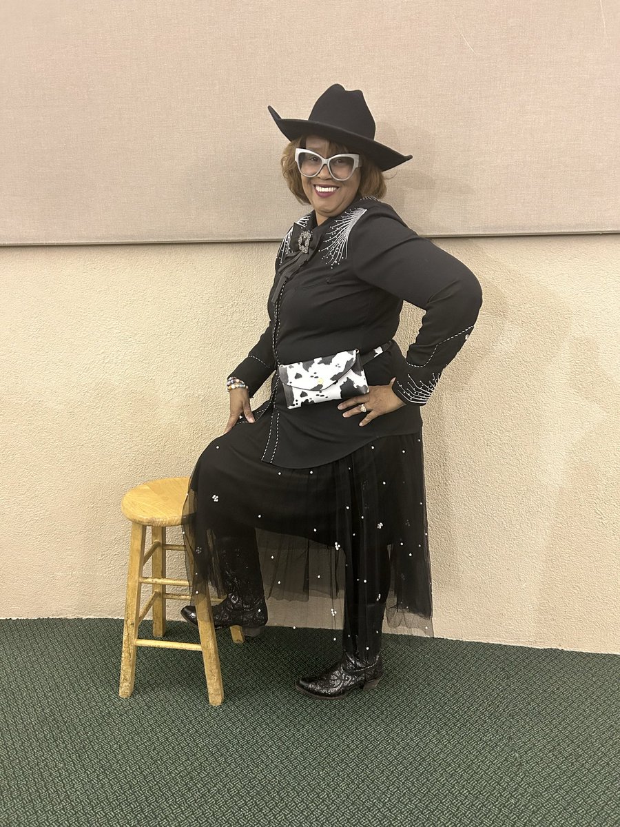 The Houston Livestock Show and Rodeo owes me NOthing💃🏽💃🏽💃🏽💃🏽. I had an awesome cowgirl boot kickin’ time! #hlsr #cowgirl #doitwithyourboots #doyou