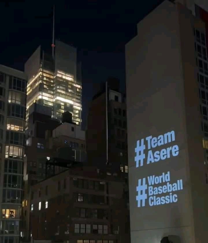 Familiaaaaaa!!! 🇨🇺♥️🧠🌹👣

Esto está sucediendo en el corazón de Nueva York, EEUU.

Nos toca apoyar con nuestro respaldo, si allá hay una pantalla que se levanta por nuestro #TeamAsere pues nosotros acá vamos a inundar los muros! 

 #TeamAsere es #Cuba 🇨🇺⚾️ ahora mismo.