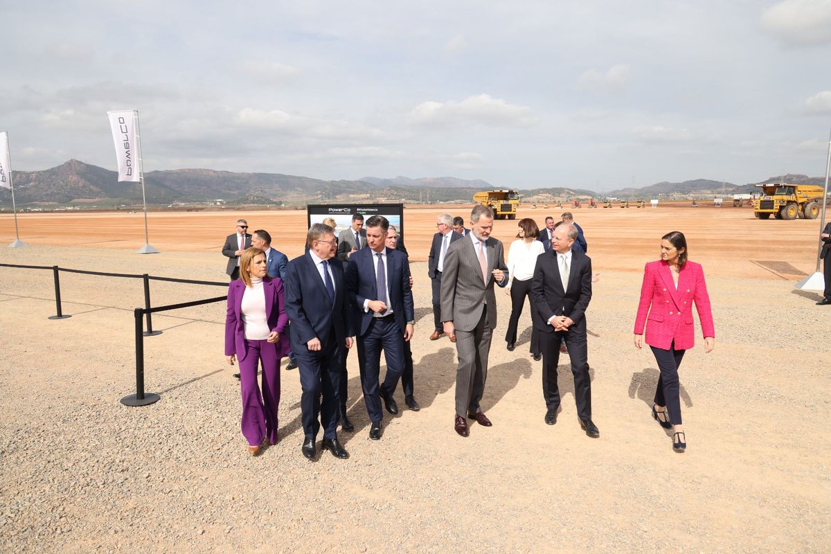 ximopuig's tweet photo. DÍA HISTÓRICO.
Empieza la construcción de la gigafactoría de baterías de Volkswagen en la Comunitat Valenciana.

Empleo. Oportunidades. Futuro.
Para esto sirve el autogobierno: para la mejora útil de la sociedad. https://t.co/I7hnd8ObiQ