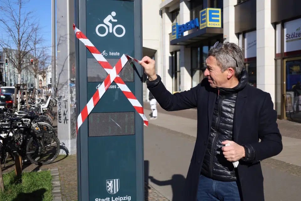 LIZ_de's tweet photo. Grimmaischer Steinweg: Zwei Displays zeigen jetzt die Livedaten zum #Radverkehr an 

Zum Artikel https://t.co/T59CSTKIWz via @LIZ_de 

#Rad #Verkehr #Radwege https://t.co/mnoViKFWvN