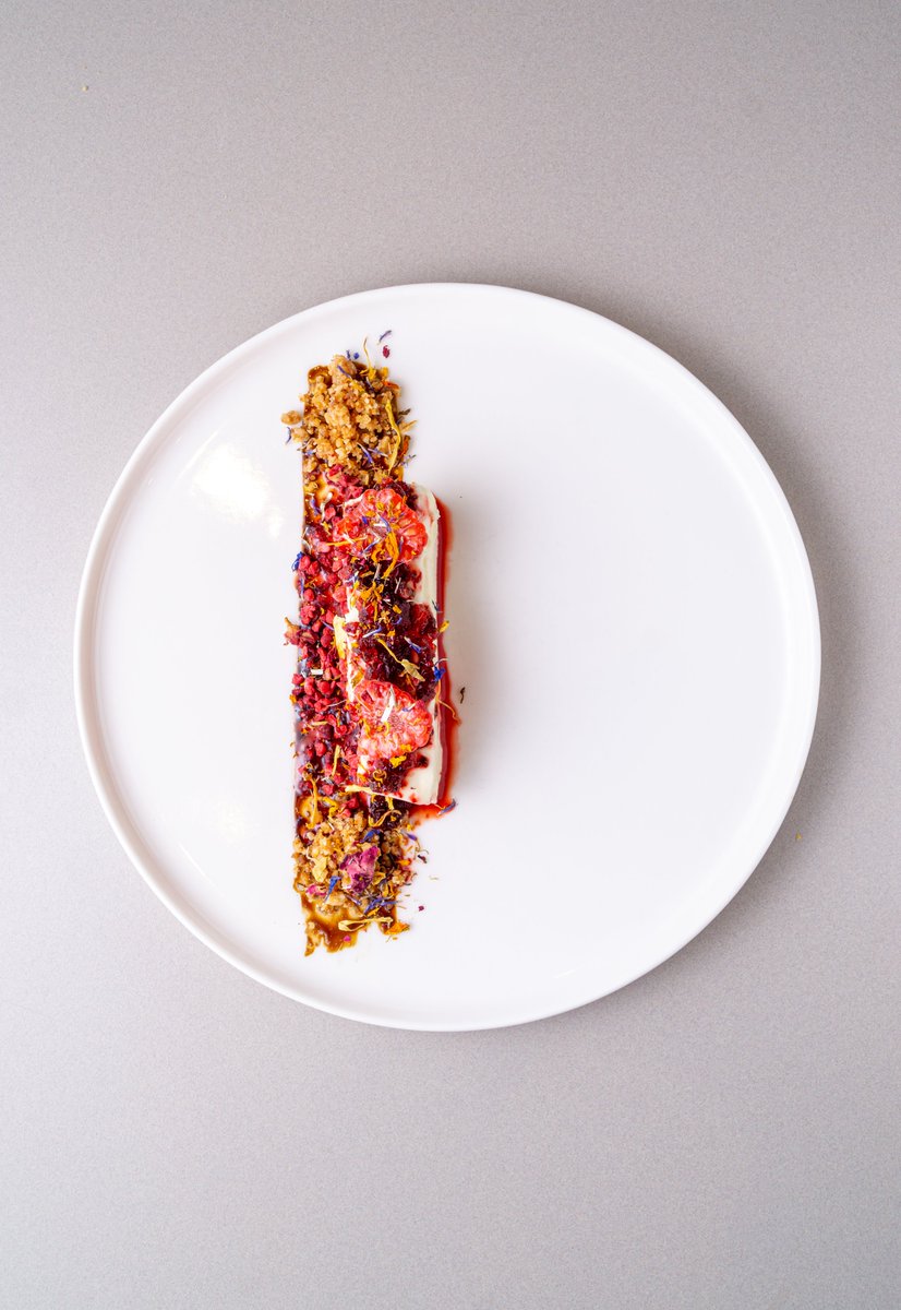 ¿Quién puede resistirse a este postre? Es nuestro flan de queso, regaliz y remolacha.

Reserva 👉🏻 ellincerestaurante.com

#ElLince #food #gastronomia #comida #instafood #foodie #chef #restaurant #instagood #foodlover #foodphotography #JaviEstévez #casquería #VuelveElLince