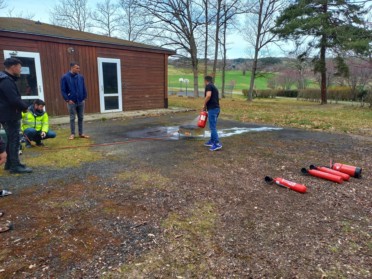 cadaleolagrange's tweet photo. Formation avec #mfformation sécurité au travail 
#cada #formation #asile #incendie #extincteur #brioude #cohade https://t.co/P656wLo6Vq