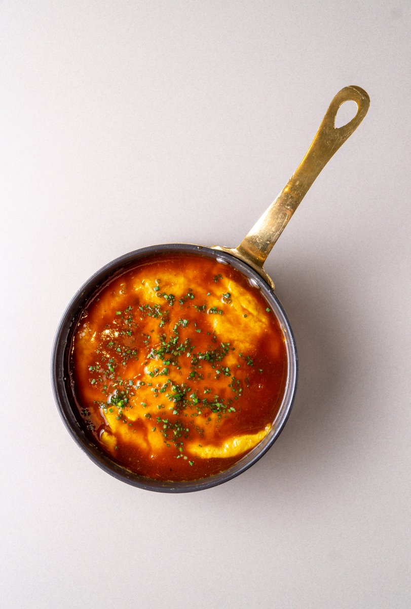 Esta es nuestra tortilla de patata guisada con salsa de callos.
Nosotros mojamos muuucho pan en esta salsa, ¿y tú? 

Reserva 👉🏻 ellincerestaurante.com

#ElLince #food #gastronomia #comida #instafood #foodie #chef #restaurant #instagood #foodlover #foodphotography #JaviEstévez