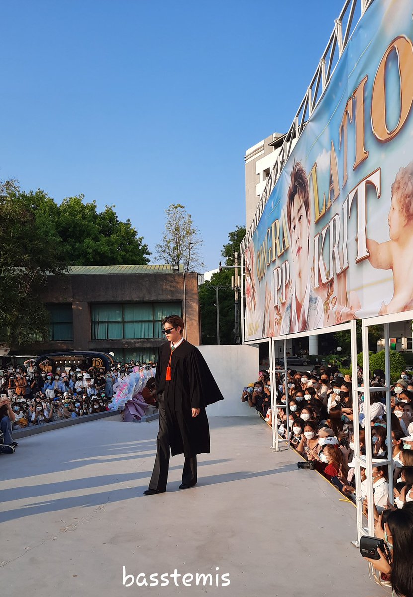 basstemis's tweet photo. "ภาพนี้จะอยู่ในความทรงจำของพีตลอดไป ขอบคุณครับ" แปรบเดียวผ่านมา 1 ปีแล้วนะพีพี ☺😚😊 วันนั่นพี่วิ่งวุ่นทั้งวันได้เห็นรอยยิ้มน้องพี่ก้อหายเหนื่ยละ #PPgraduation https://t.co/Gh6TqgGYiw