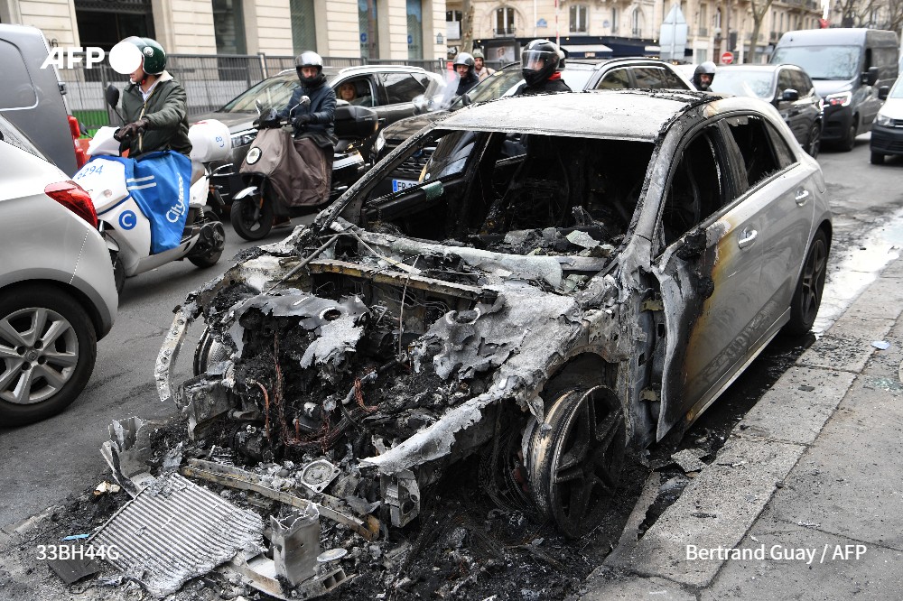 afpfr's tweet photo. [A LA UNE A 12H]
Le gouvernement affronte le dépôt de plusieurs motions de censure et les manifestations de colère qui éclatent dans tout le pays, déclenchées par la décision d'Emmanuel Macron de recourir la veille au 49.3 sur la très contestée réforme des retraites #AFP 1/5 https://t.co/vPoTQdVykI