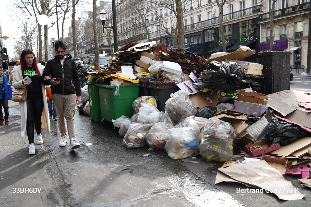 afpfr's tweet photo. [A LA UNE A 12H]
Le gouvernement affronte le dépôt de plusieurs motions de censure et les manifestations de colère qui éclatent dans tout le pays, déclenchées par la décision d'Emmanuel Macron de recourir la veille au 49.3 sur la très contestée réforme des retraites #AFP 1/5 https://t.co/vPoTQdVykI