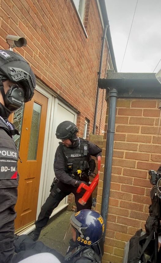 LancsPolice's tweet photo. ❗ 53 arrests
❗ 80 people safeguarded
❗ 41 cuckooed addresses visited
❗ more than £40,000 in cash seized

A successful #CountyLinesIntensificationWeek in our books!

https://t.co/oNTRTomZya

#EyesOpen #CountyLines
To report a crime in your area call 101 or 999 in an emergency. https://t.co/nv8BVwcFVl