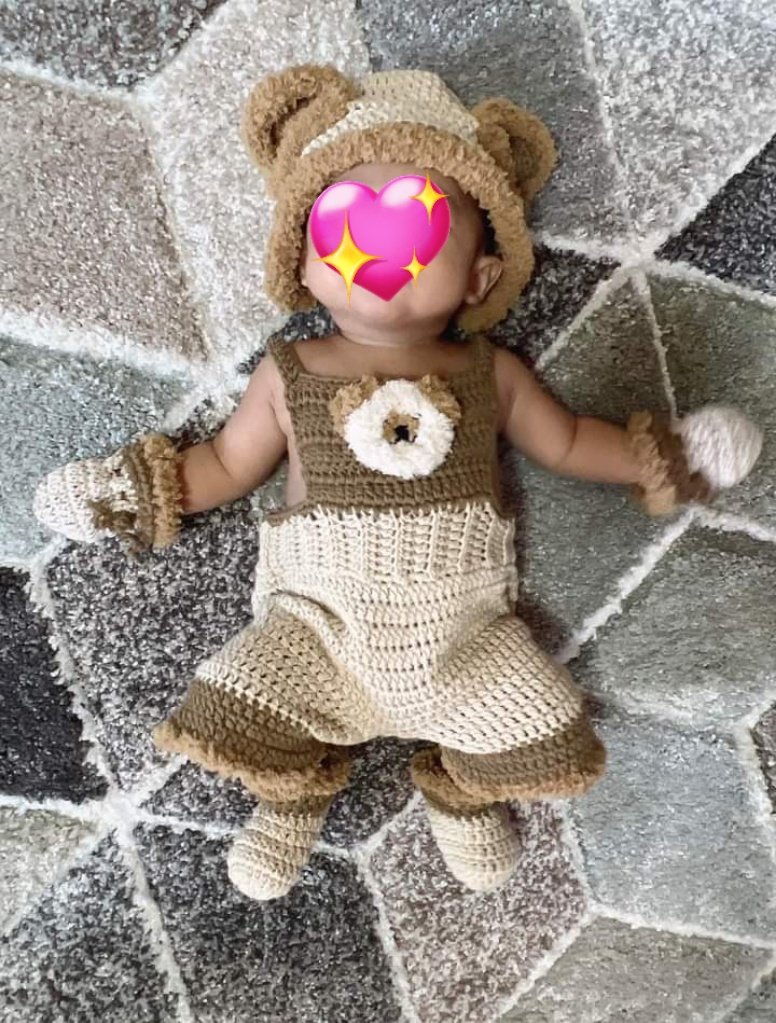 uri baby minsoo wearing his bear costume bec. his tita is team bear all the way 😂🐻🧸
