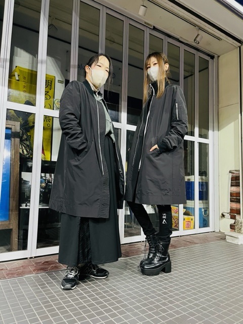 BASEMENT_CAVE's tweet photo. ♔#BASEMENTCAVE.#スナップ太郎♔●繫月ちゃん&深耶ちゃん●
#ASSUPERSONIC ロングMA-1をおそろで着て来て下さいました🖤かっこいい!
繫月ちゃんは #Ouijyaboard シャツ
深耶ちゃんは #SEPOT ジャージ+パンツ
同じアイテムでも個性が出てお2人ともとっても素敵コーデでした✨いつもありがとう😭LOVE❤️ https://t.co/i5O7I2p9WE