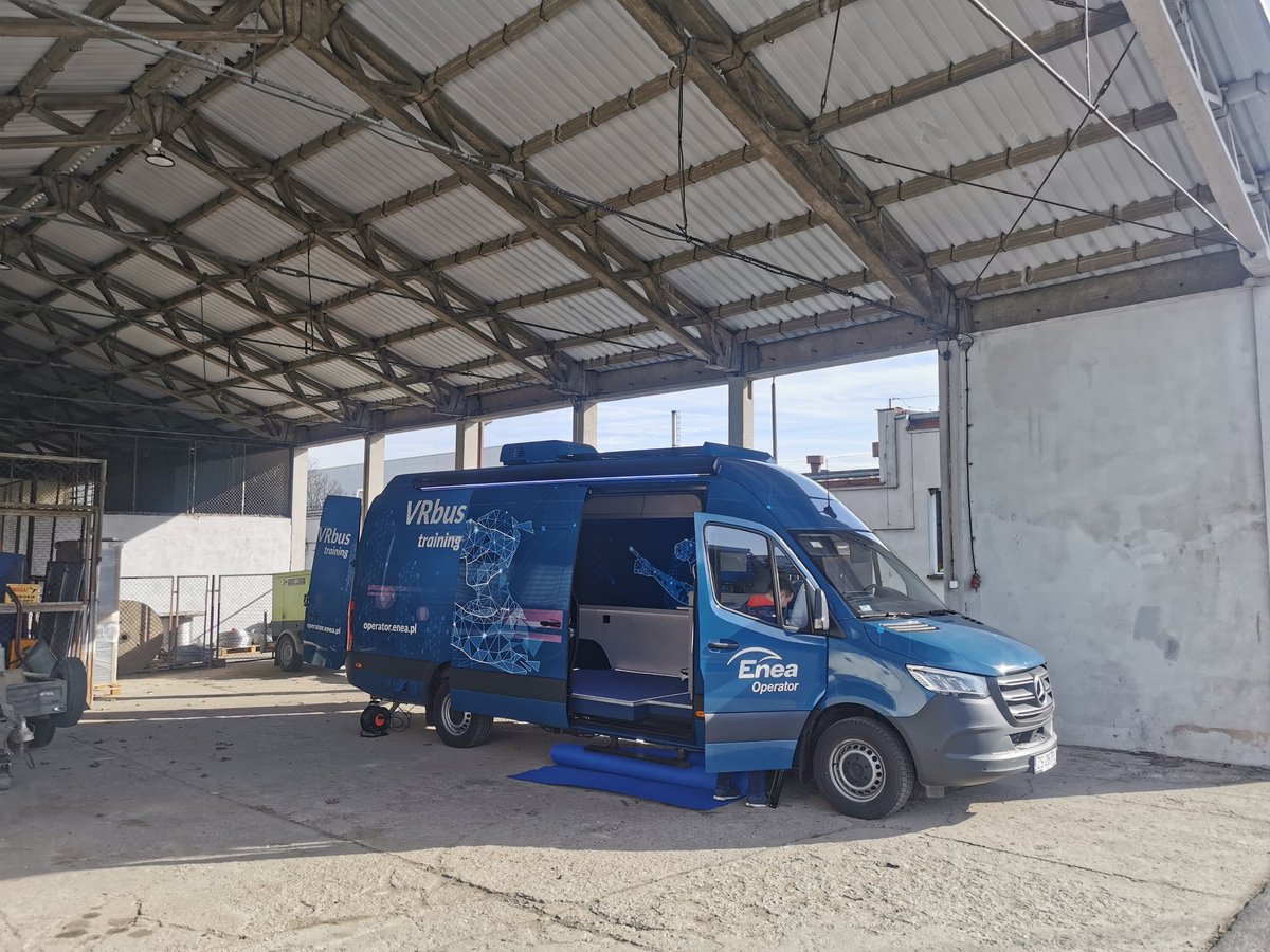 StarzynskiP's tweet photo. Rozpoczęliśmy pierwsze szkolenia w #vr🥽 naszych pracowników👷👷‍♀️.  W piątek dojechaliśmy🚌 do Mogilna🏘️, gdzie przywitało nas słońce🌞 i mnóstwo pozytywnej energii⚡od naszych pracowników. Niech moc będzie z Nami⚡💪🎉

#szkolenia #vr #eneaoperator #mogilno https://t.co/loEDmD6Rdy