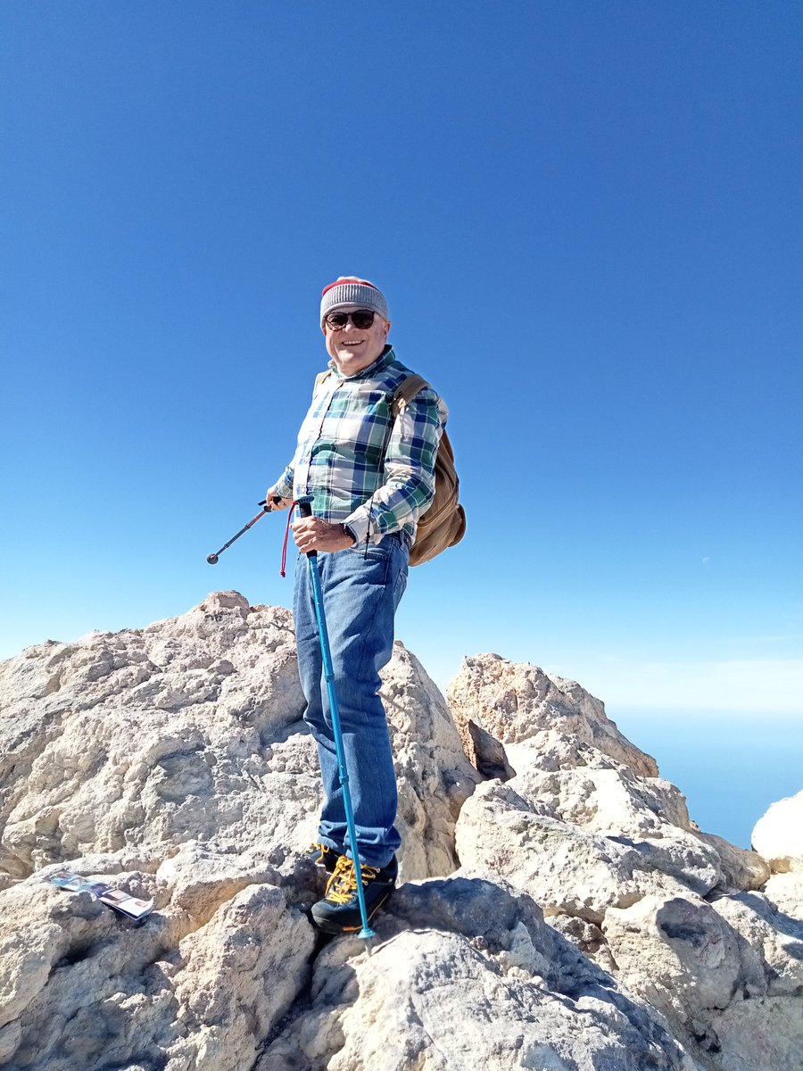 Carlosismael51's tweet photo. "No quisiera amarte tanto como te amo. No quisiera estar hecho a la feliz costumbre de saberte mi suelo fiel, con cuyas sustancias me deleito, dulcísimo planeta, único apoyo que tengo".
#Teide https://t.co/T2Ydw34VWN