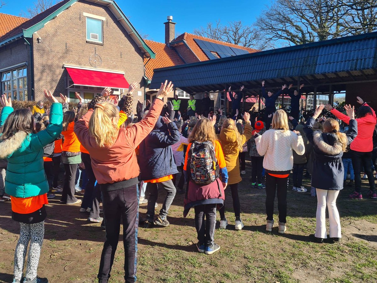 VCTwello's tweet photo. - Warming Up -

Deze week was het evenement 'Lopen voor water'.
Een aantal van onze meiden uit 4 mavo verzorgden een warming-up voordat de basisschoolleerlingen bij basisschool de Wingerd van start gingen. #sportbijvctwello #lopenvoorwater https://t.co/NMcgZqlvQ2