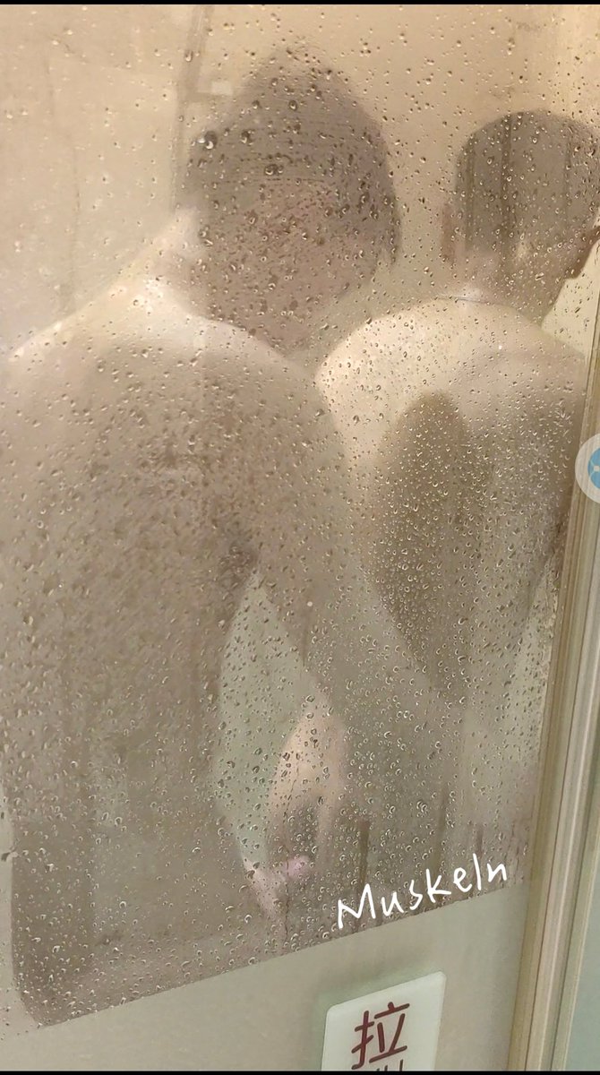 VaterVonSinba's tweet photo. 今天在鼓浪屿暴走了一天。
下午有两个20出���的小姑娘路过，一个小声跟另外一个说，好帅啊。然后又突然跑到L面前吼了一句：你好帅啊！还没等我们仨反应过来，她俩就落荒而逃。
整个下午，L开心的尾巴都摇起来了。 https://t.co/hO5LAEc2vt