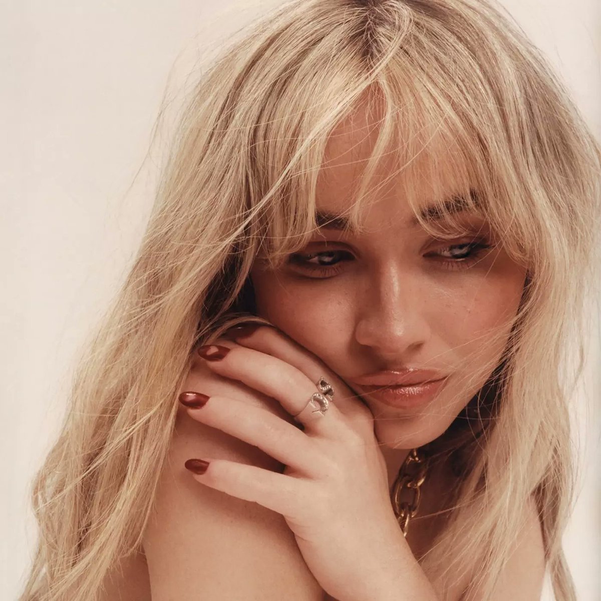 WORLDMUSICAWARD's tweet photo. #SabrinaCarpenter has released the deluxe edition of #EmailsICantSendFwd featuring brand-new unreleased songs!👏💿💥❤️🔥👑💛
https://t.co/RI6G9b4yU0? https://t.co/VBexpUTUBv