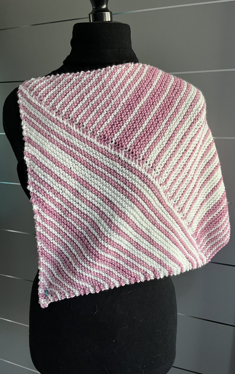 Alex_Strickt's tweet image. Teil zwei vom #higlandstripesshawl ist fett #strick #stricken #knitted #Knitting #KnittingPattern #knittingtopia #knittingtwitter