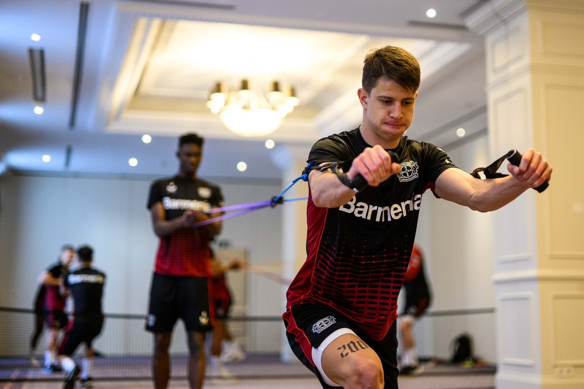 bayer04fussball's tweet photo. 🏋️ Im Hotel hat die #Werkself noch eine Mobilisierungs-Einheit absolviert. Jetzt geht’s zum Flughafen und dann zurück nach Leverkusen. 🛫👋
🔙 #FTCB04 | #UEL | #Bayer04 https://t.co/Nrm1GWg0Kr