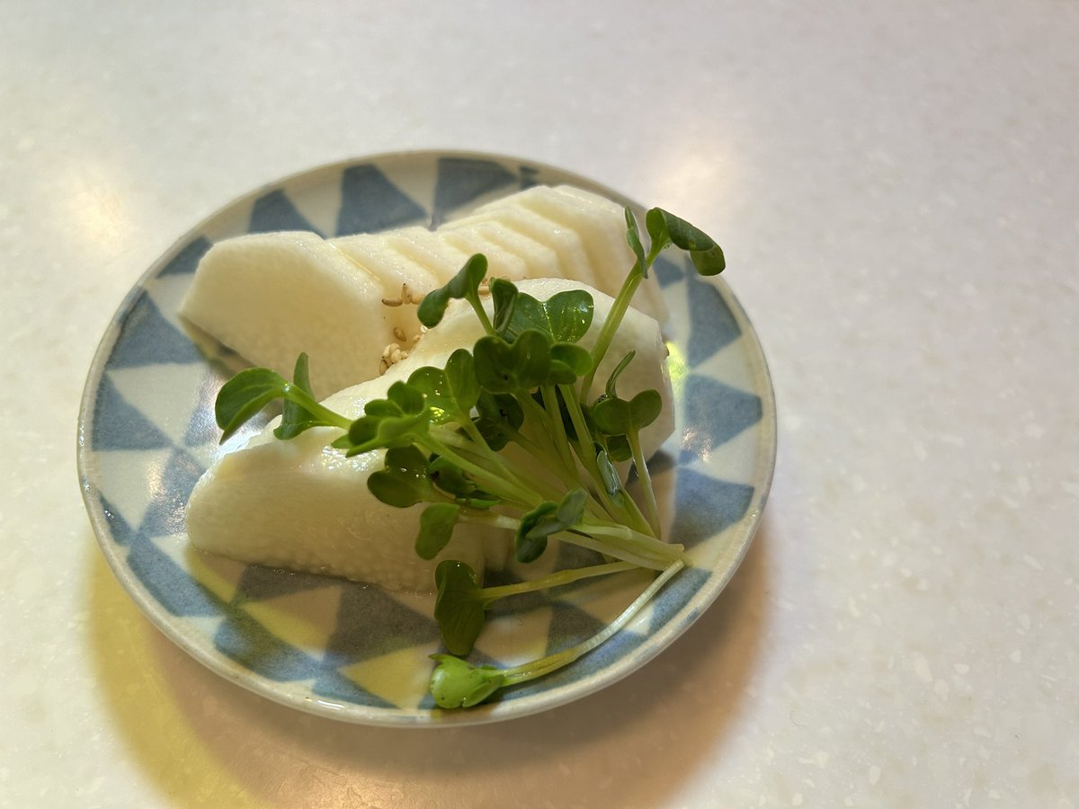 DietMan40's tweet photo. 痩せる最強おつまみは長芋のわさび漬け一択！！

①長芋の皮を剥く
②ある程度の大きさに切って
③浅漬けの素とわさびを袋にいれ練り込んで完成！

漬け込めば漬け込むほど味が染みてうまいよー！ https://t.co/FJuVQ59rUA