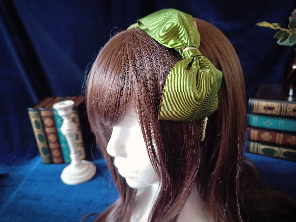 boushiya_mare's tweet photo. 帽子が基本左飾りなのでカチューシャも左にしがちなんですが、企画展in東京で〖 春 ─抹茶─ 〗を右飾りで着けていただいたの見てこっちもイイ！と再発見💡
後ろ側に桜色が忍ばせてあるので、桜色を目立たせたい時は右飾りで着けてみたりなどお好みでお楽しみください🌸💚 https://t.co/GYwqC22tZb