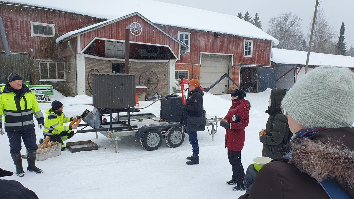Viime viikolla pääsimme seuraamaan, kun Tuomo Leppänen Mayt Oy:sta esitteli #biohiilen valmistusprosessia peräkärryyn rakennetulla demolaitteistolla Nygårdin tilalla. Päivän aikana kuultiin tietoa myös biohiilestä <a href="/HAMK_UAS/">HAMK UAS</a>:n Katri Juvalta. #Lapinjärvi #Lyckan #biokiertotalous