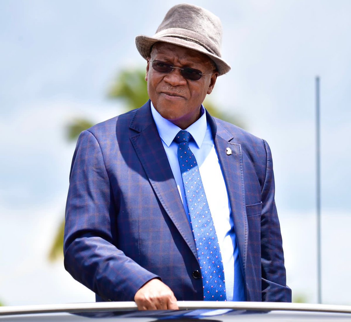 SuluhuSamia's tweet image. Leo ni miaka miwili tangu tuondokewe na aliyekuwa Rais wa Awamu ya Tano, Hayati Dkt. John Pombe Magufuli. Mwenyezi Mungu aendelee kumpa pumziko jema na aendelee kuwatia nguvu wanafamilia wote. Serikali ya Awamu ya Sita itaendelea kumuenzi kwa kuendeleza mazuri aliyoyaanzisha.