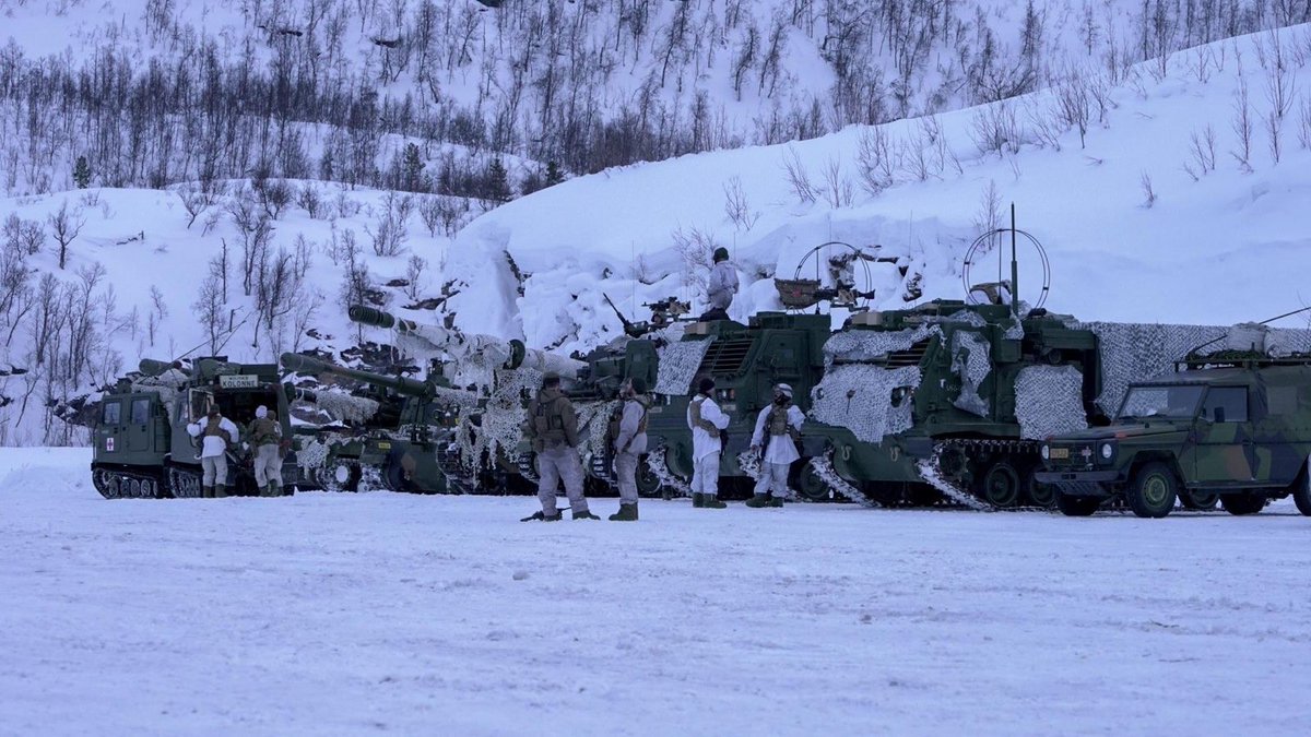 USArmyEURAF's tweet photo. Friends, did you know that #ArcticForge 23 is in full swing right now? It's taking place in Norway where @USArmy #Soldiers with 1-6 FAR, @41stFAB, among other @NATO #allies & partners, are conducting cold-weather #training, & mastering skills needed to fight in the #Arctic. https://t.co/2sID0osoWc